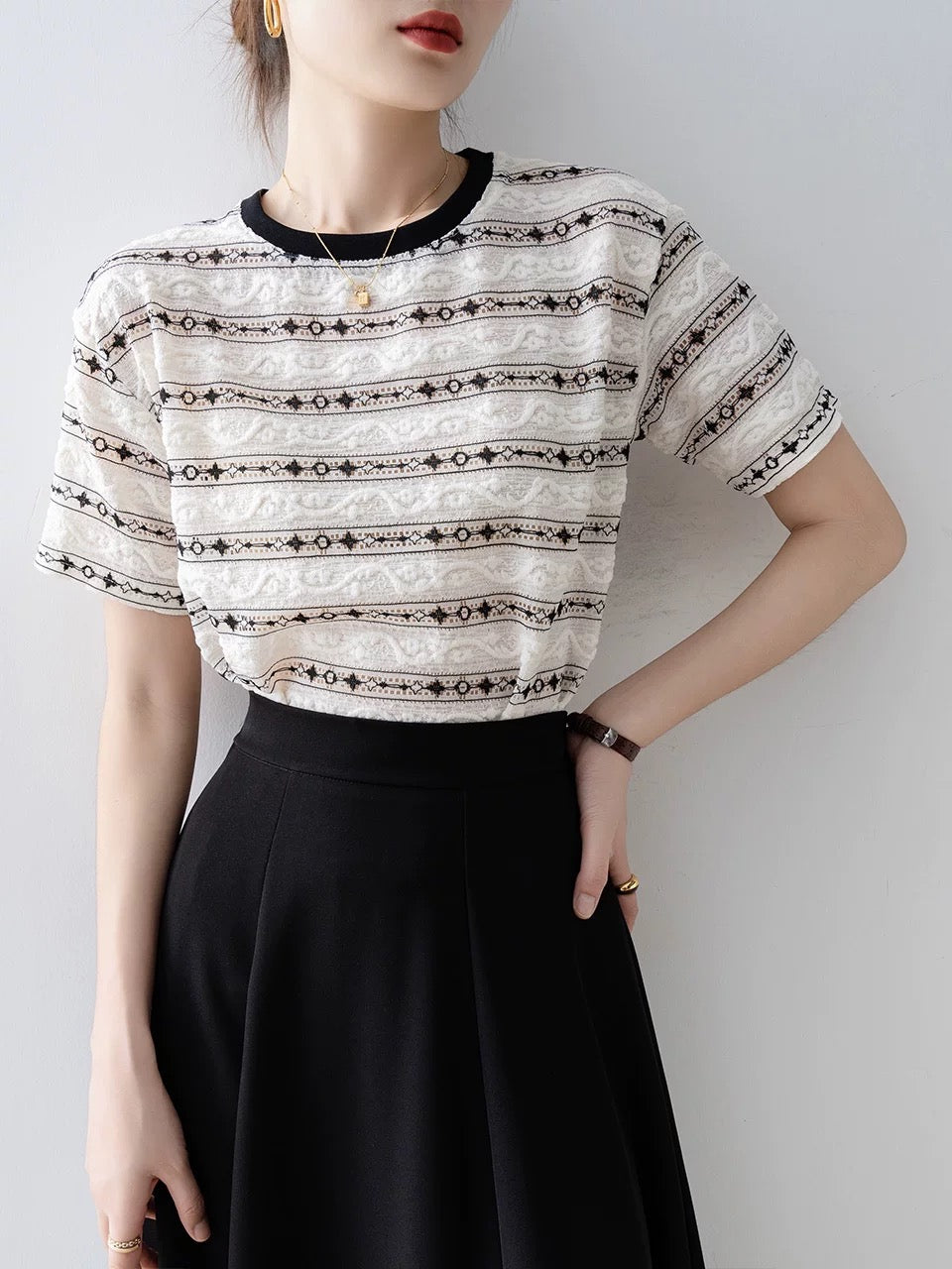 Contrast color hollow thin short-sleeved T-shirt for women 2025 summer new loose striped round neck straight shoulder design top