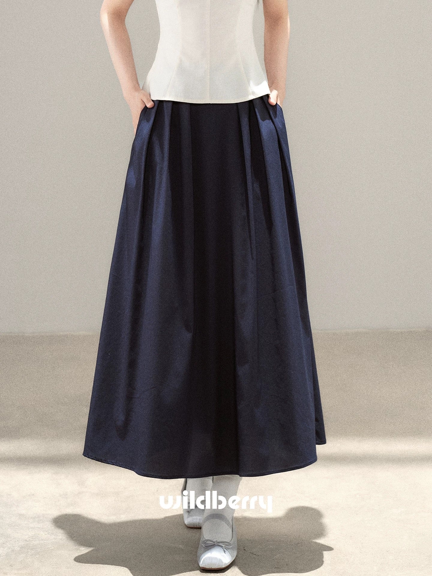 A-line high-waisted midi skirt with a hint of wild berries, a super cute French retro maxi skirt, perfect for summer 2026.