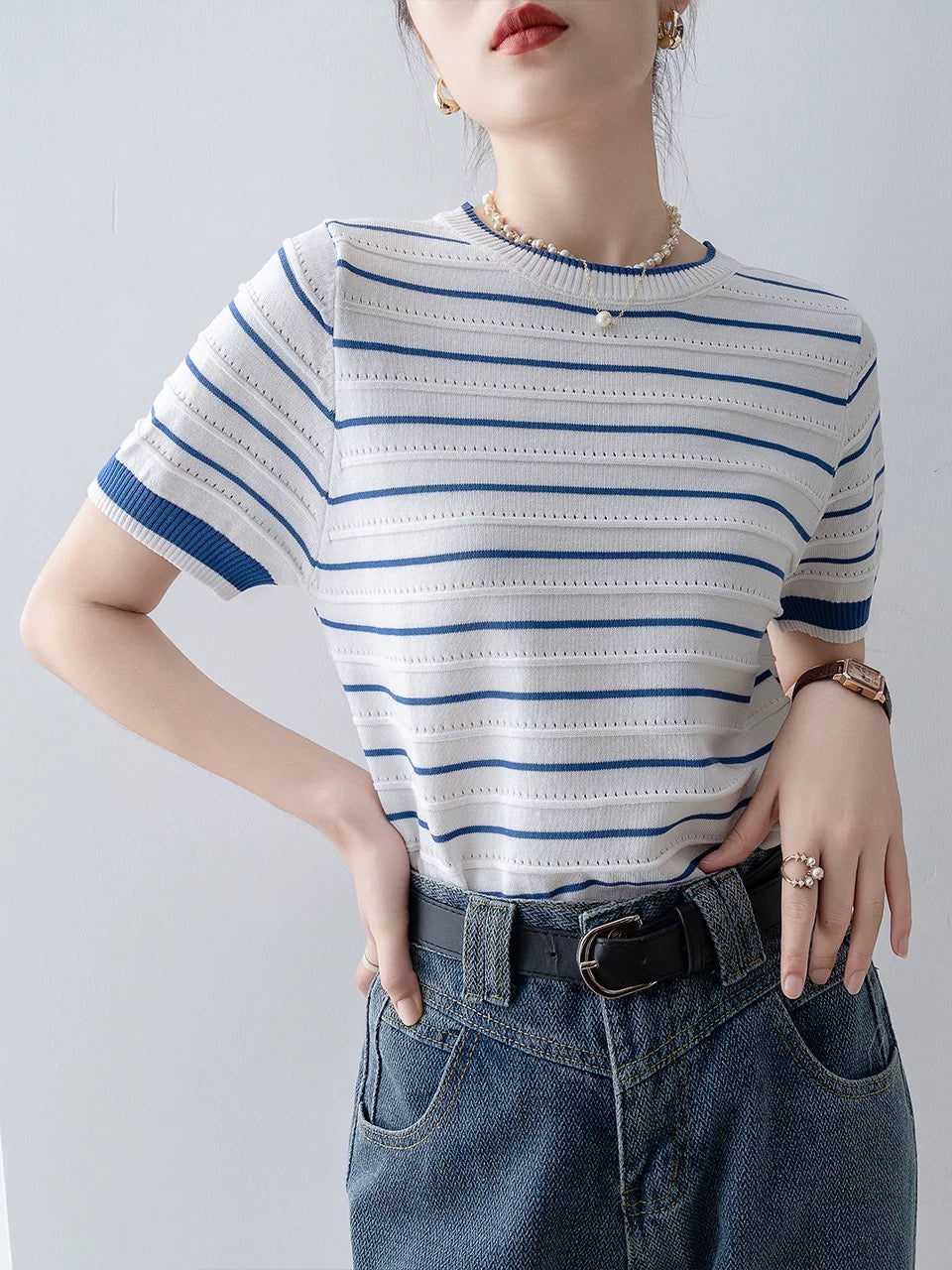 Knitted short-sleeved T-shirt women's clothing 2025 new summer blue striped design shoulder unique top super good-looking