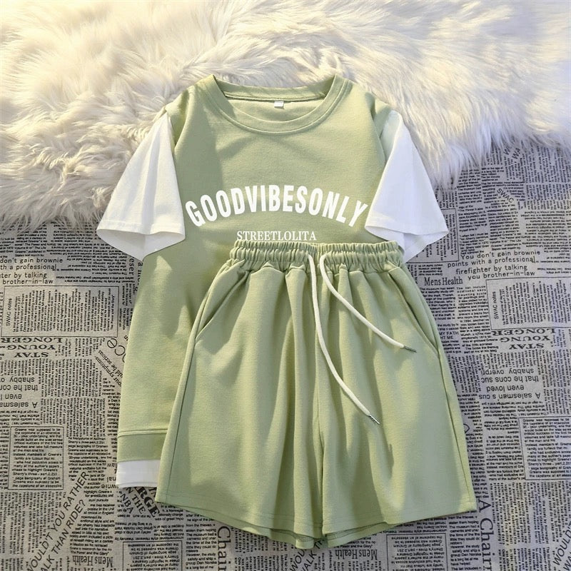 A complete set of casual sportswear for petite girls in summer, college style, tall and slim shorts, fake two-piece suit