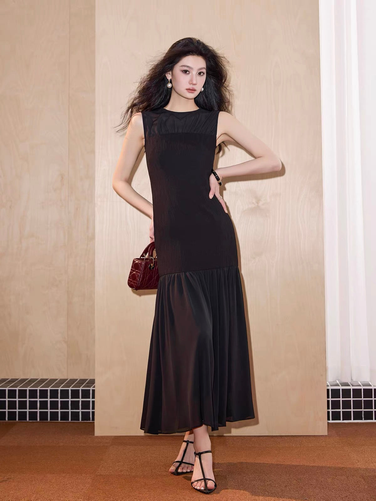 Exquisitely Tailored: Hepburn-Style Minimalist Sleeveless Maxi Dress – A Slim-Fit, Waist-Cinching Mermaid Dress That Flatters the Figure.