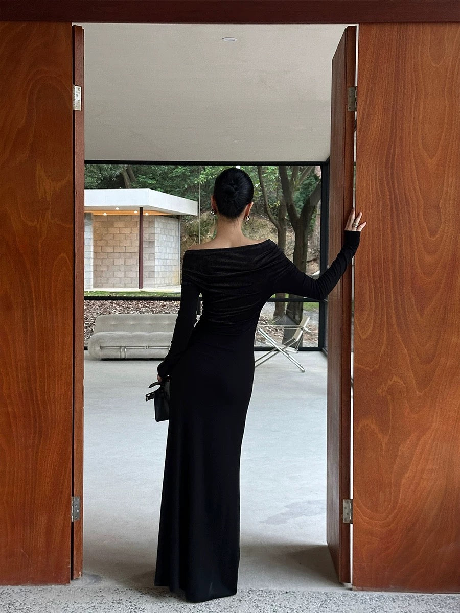 VENUIE French-style off-shoulder long-sleeved dress for women, exuding a sophisticated and luxurious feel. The V-neck design is flattering and slimming.