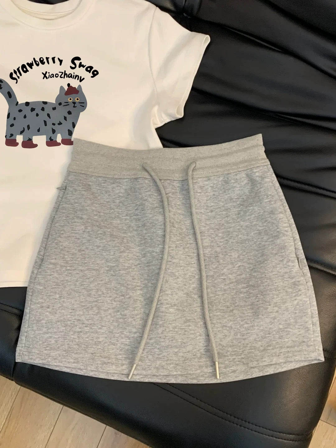 Can be salty or sweet~very stylish! Slim fit straight shoulder with white short-sleeved T-shirt female new gray short skirt two-piece suit