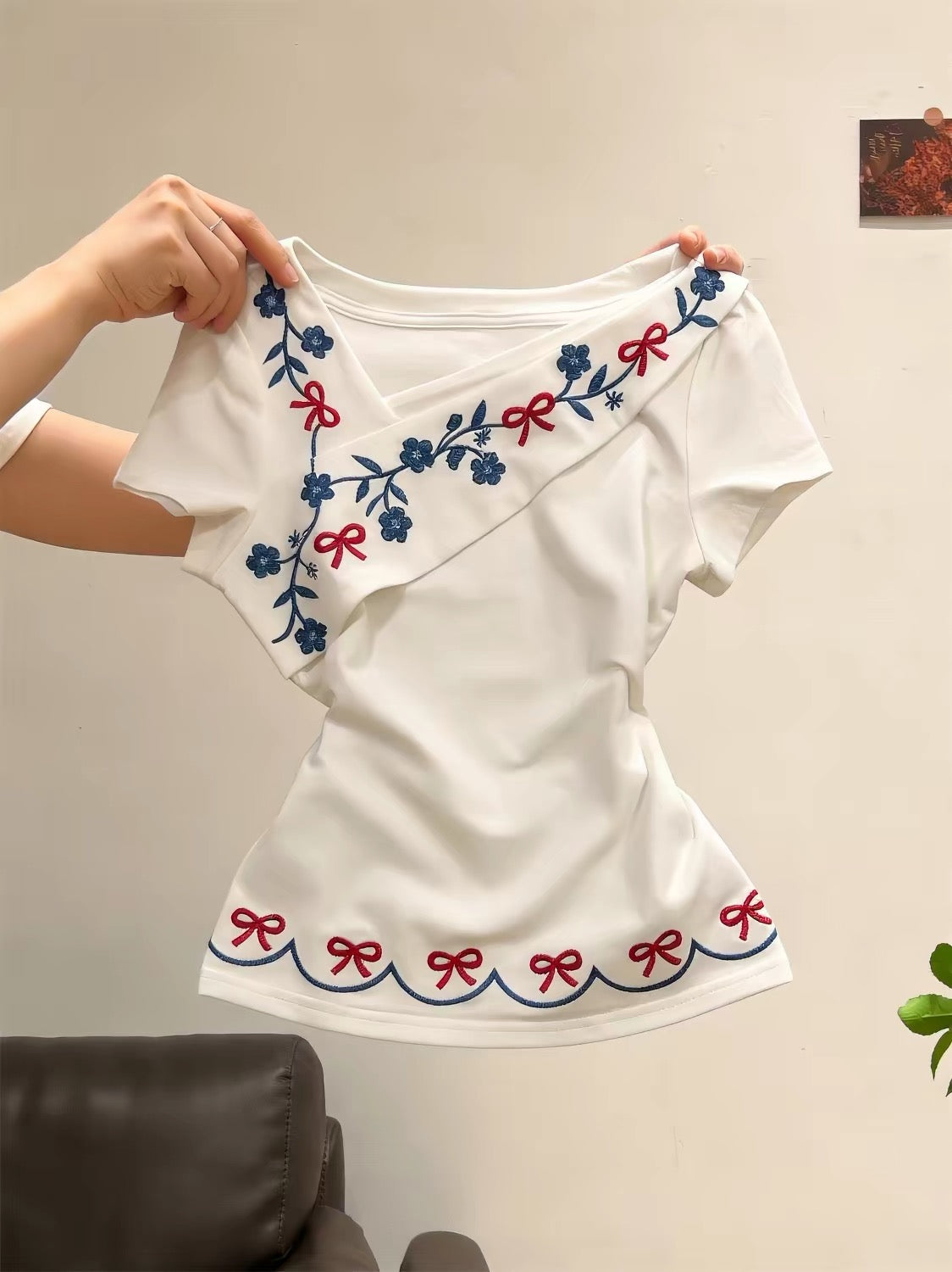 Unisex Summer Retro-Style Slim-Fit Off-Shoulder Short-Sleeve T-Shirt with White Floral Embroidery