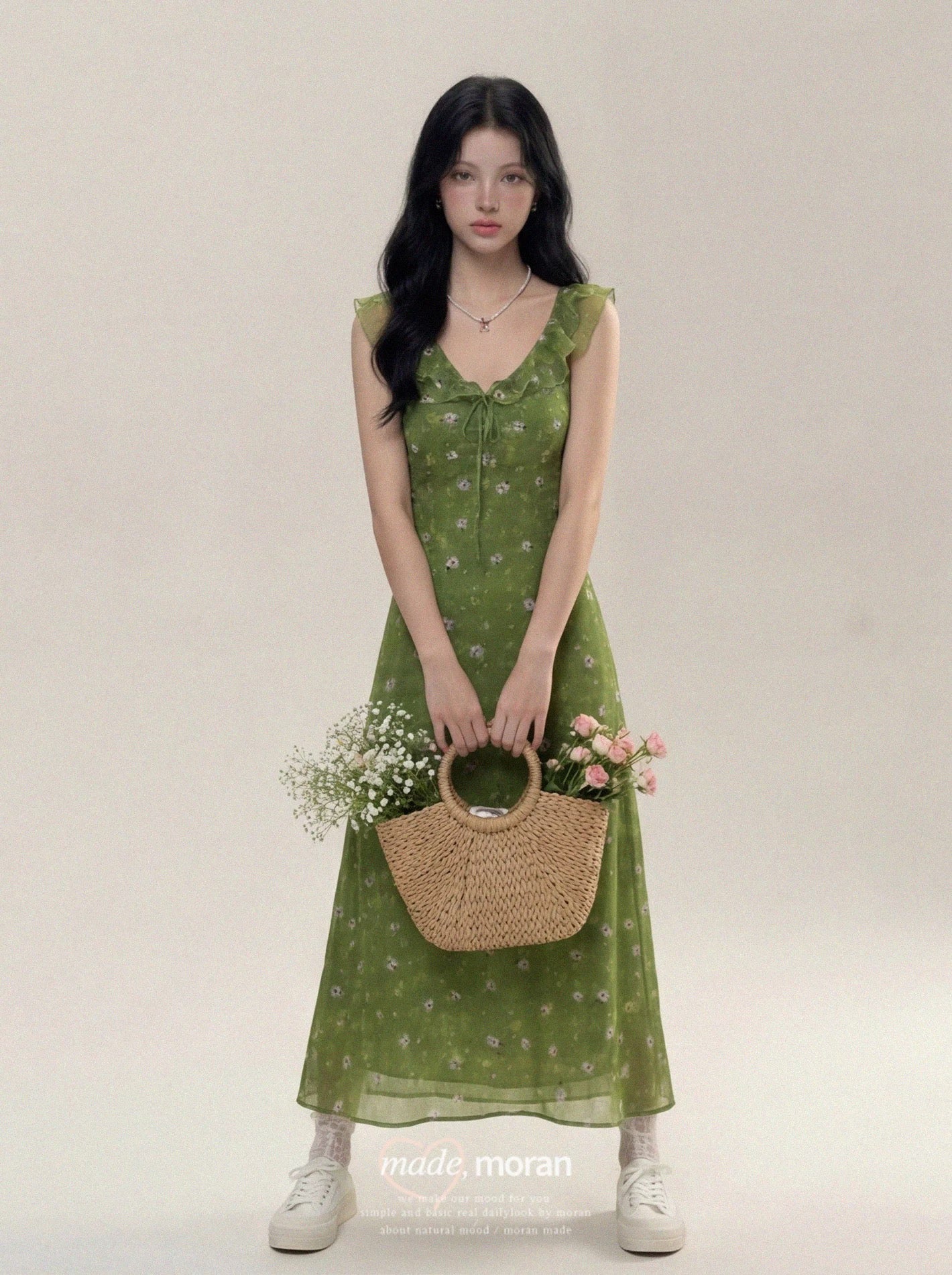 A particularly beautiful fitted waist French floral print dress, perfect for summer beach vacations and outings.