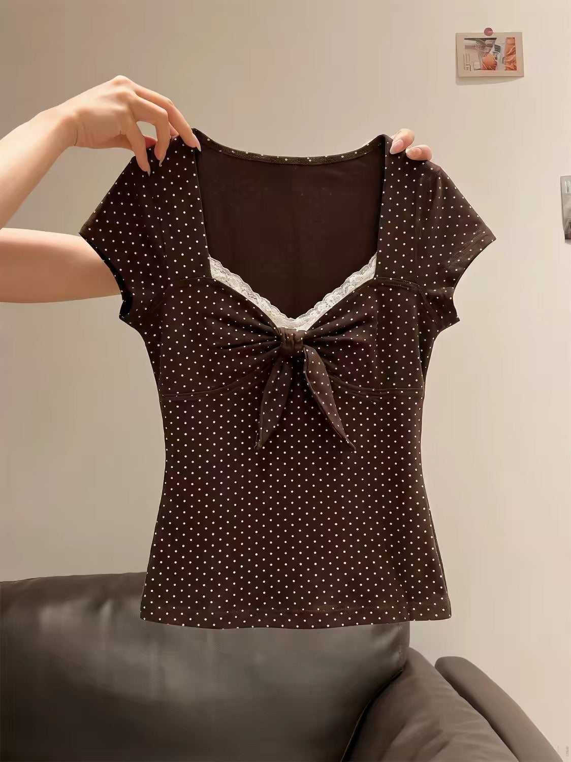French-style vintage short-sleeve T-shirt featuring polka dots, a bow-tie detail, and lace paneling; a slim-fit, sweet, and elegant top suitable for both men and women in summer.
