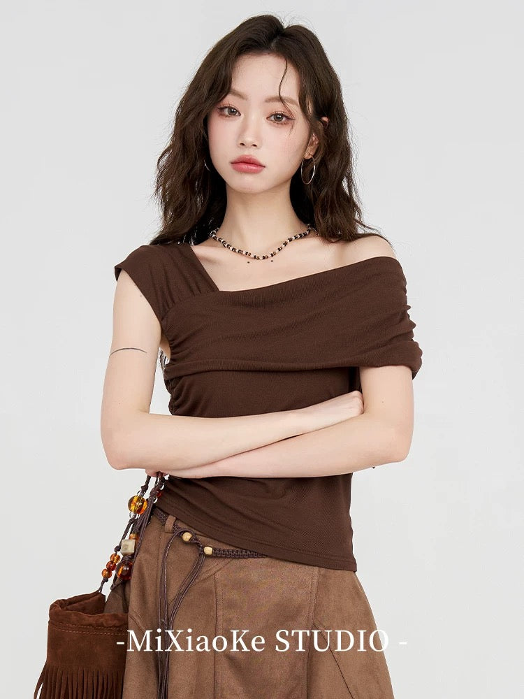 Mi Xiaoke coffee color one shoulder short sleeve T-shirt female summer 2025 new design niche off shoulder hot girl top