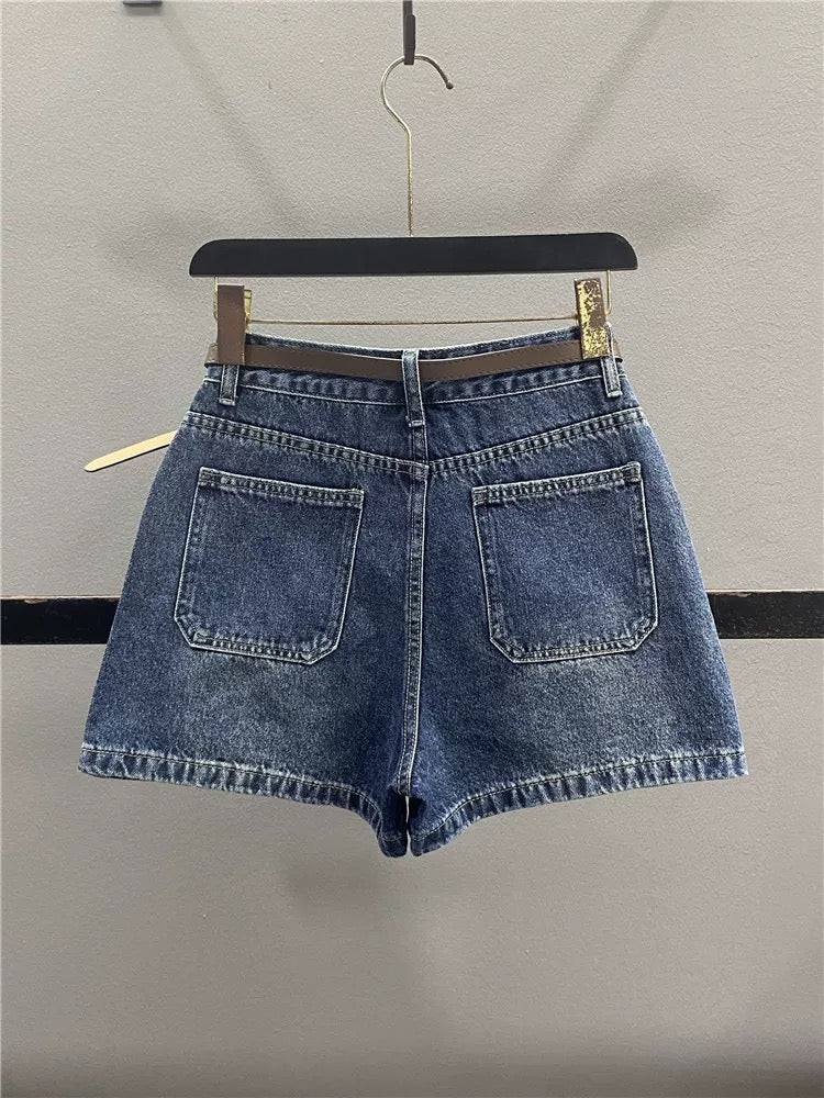 Retro blue denim shorts for women, new spring/summer 2026 style, high-waisted, slimming, sexy A-line wide-leg hot pants.