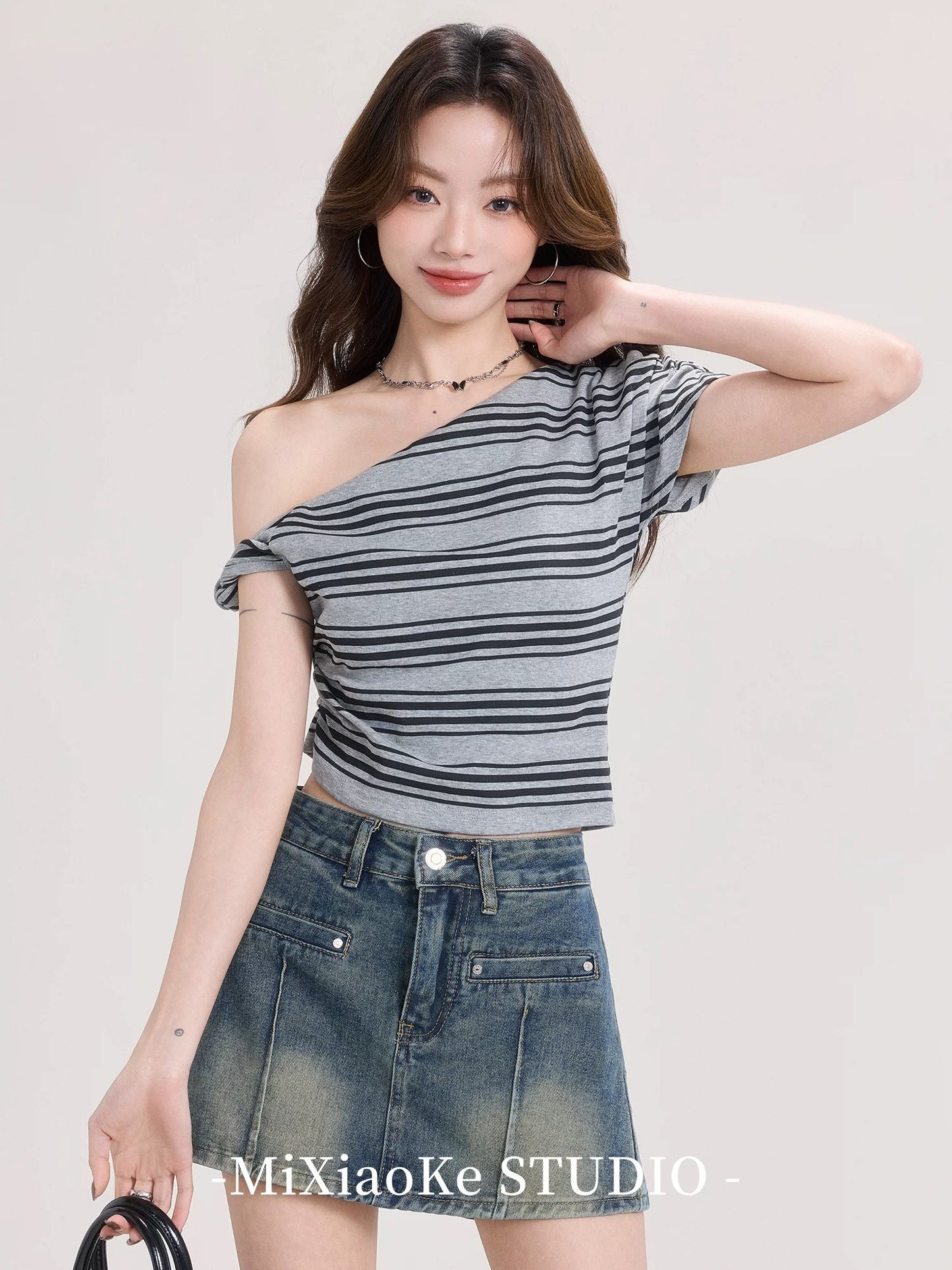 Mi Xiaoke gray striped off-shoulder short-sleeved T-shirt for women in summer, hot girls sexy outfit, navel-baring short top