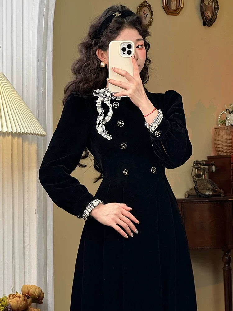 Mrs. Xiao's French retro Hepburn style little black dress 2024 autumn and winter new velvet splicing long-sleeved dress for women