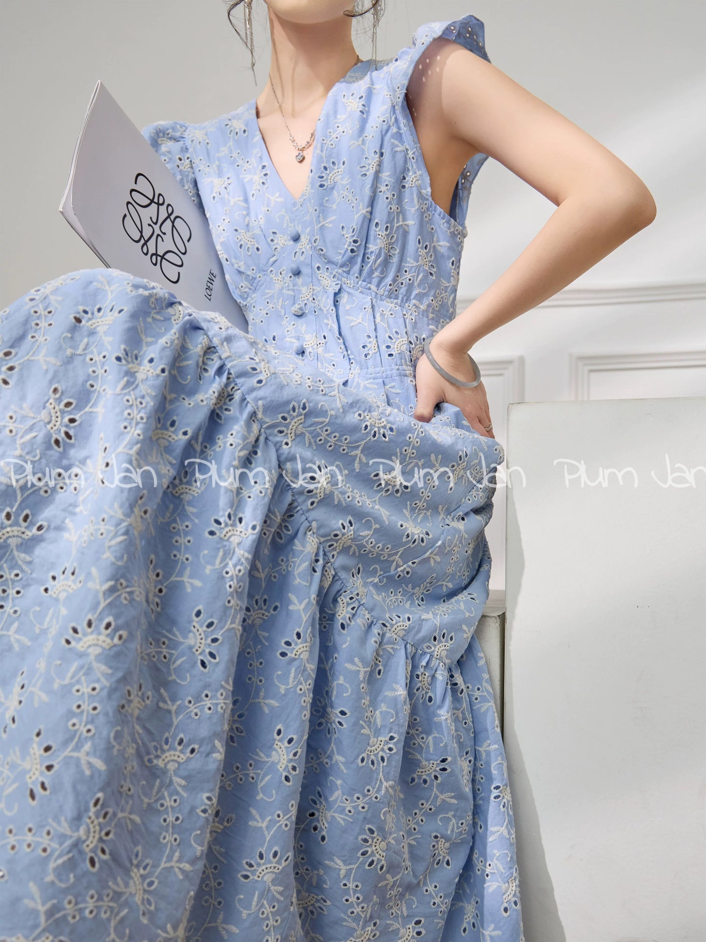 Plum Jan/May Day travel outfit V-neck blue floral dress waist long skirt female unique and beautiful