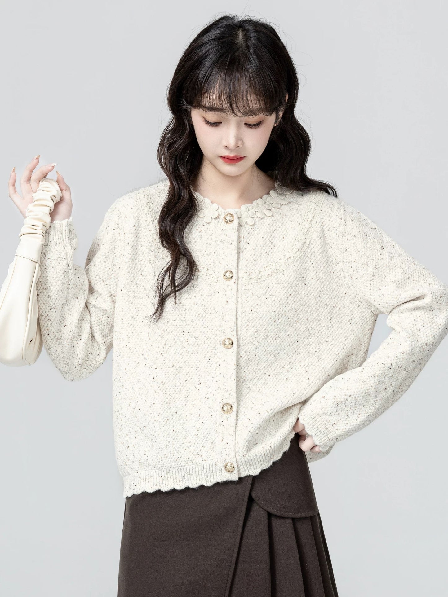Beige round neck knitted cardigan women's spring and autumn 2025 autumn new design flower sweater jacket short top