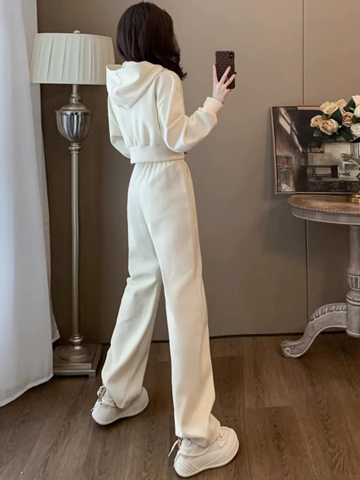 Internet celebrity same style casual sports suit for women 2024 autumn style apricot color short jacket top wide leg pants two-piece set