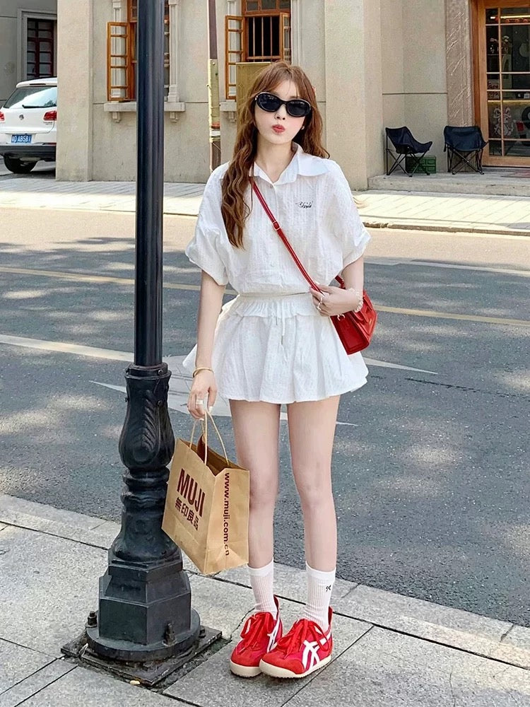 A very nice summer outfit, a complete set of sweet striped short-sleeved shirts, pleated skirts, two-piece suits