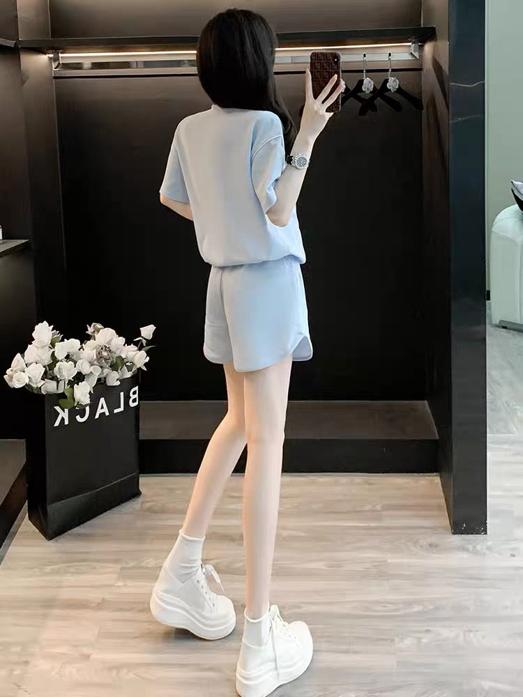 Women's Casual Chic Summer Short-Sleeve Set (2026): Trendy, Loose-Fit Two-Piece Outfit with Shorts—Sporty, Youthful, and Slimming.