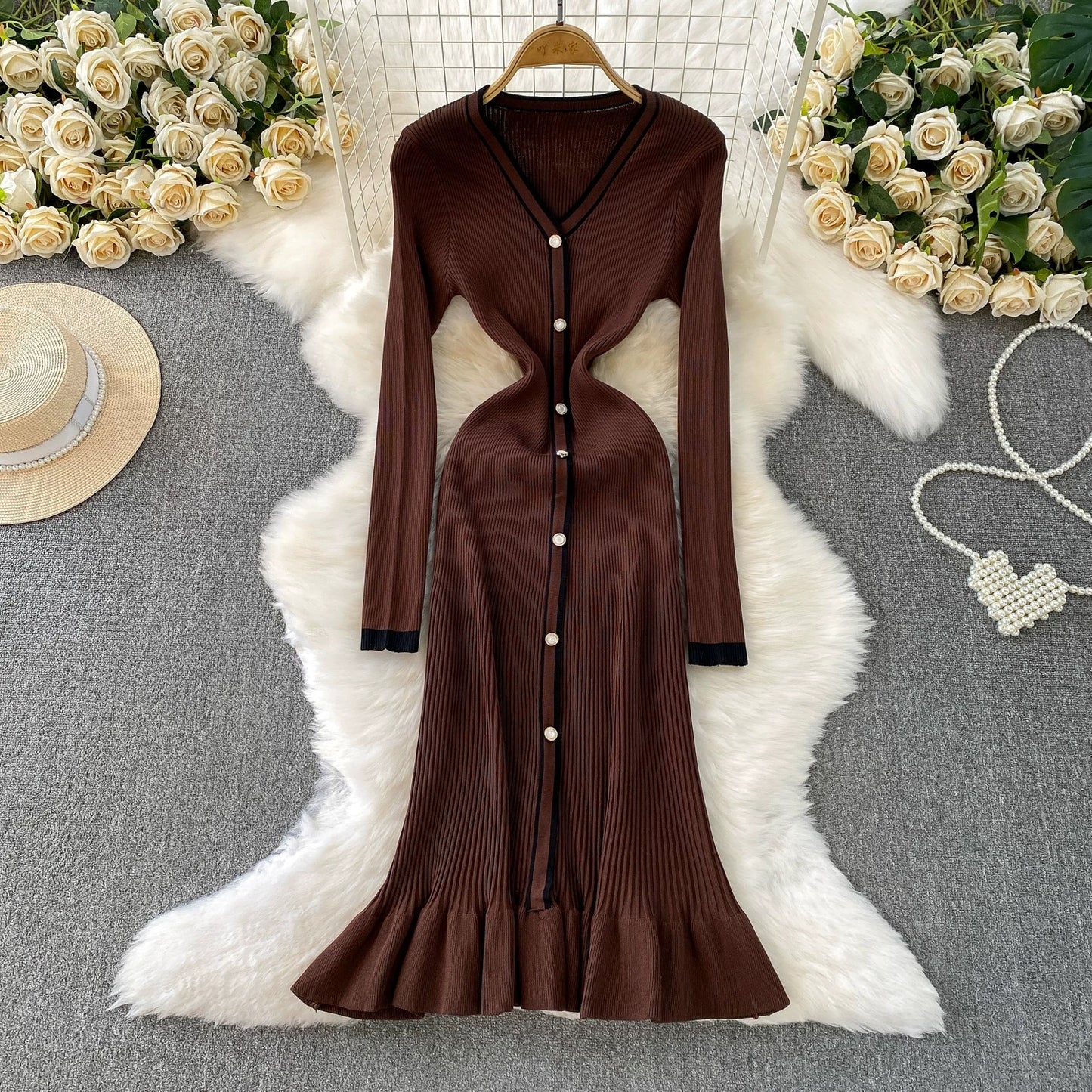 French-style elegant V-neck long-sleeved knit dress for autumn and winter, single-breasted, waist-cinching, slimming, stretchy fishtail maxi skirt