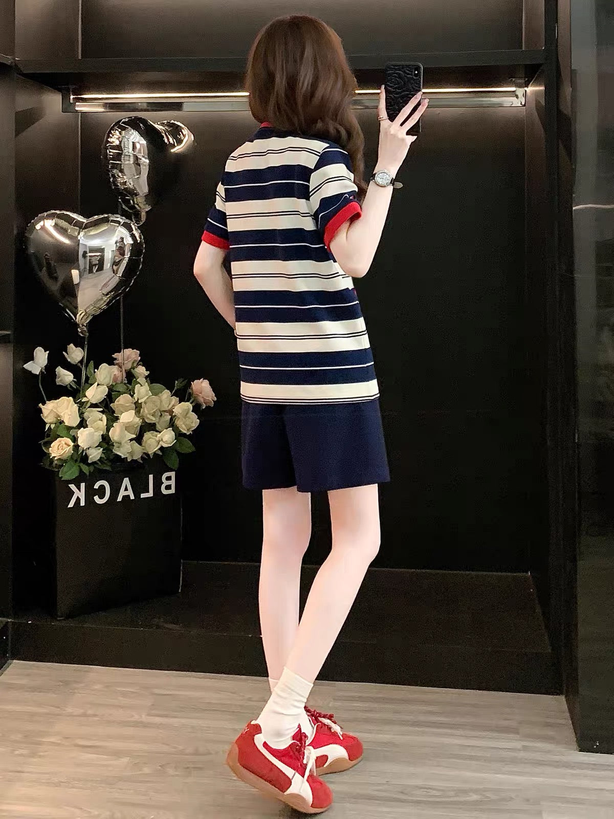 Stylish, youthful-looking striped short-sleeve two-piece set for women (Summer 2026)—featuring a loose, trendy, and casual fit with shorts; sporty and slimming.