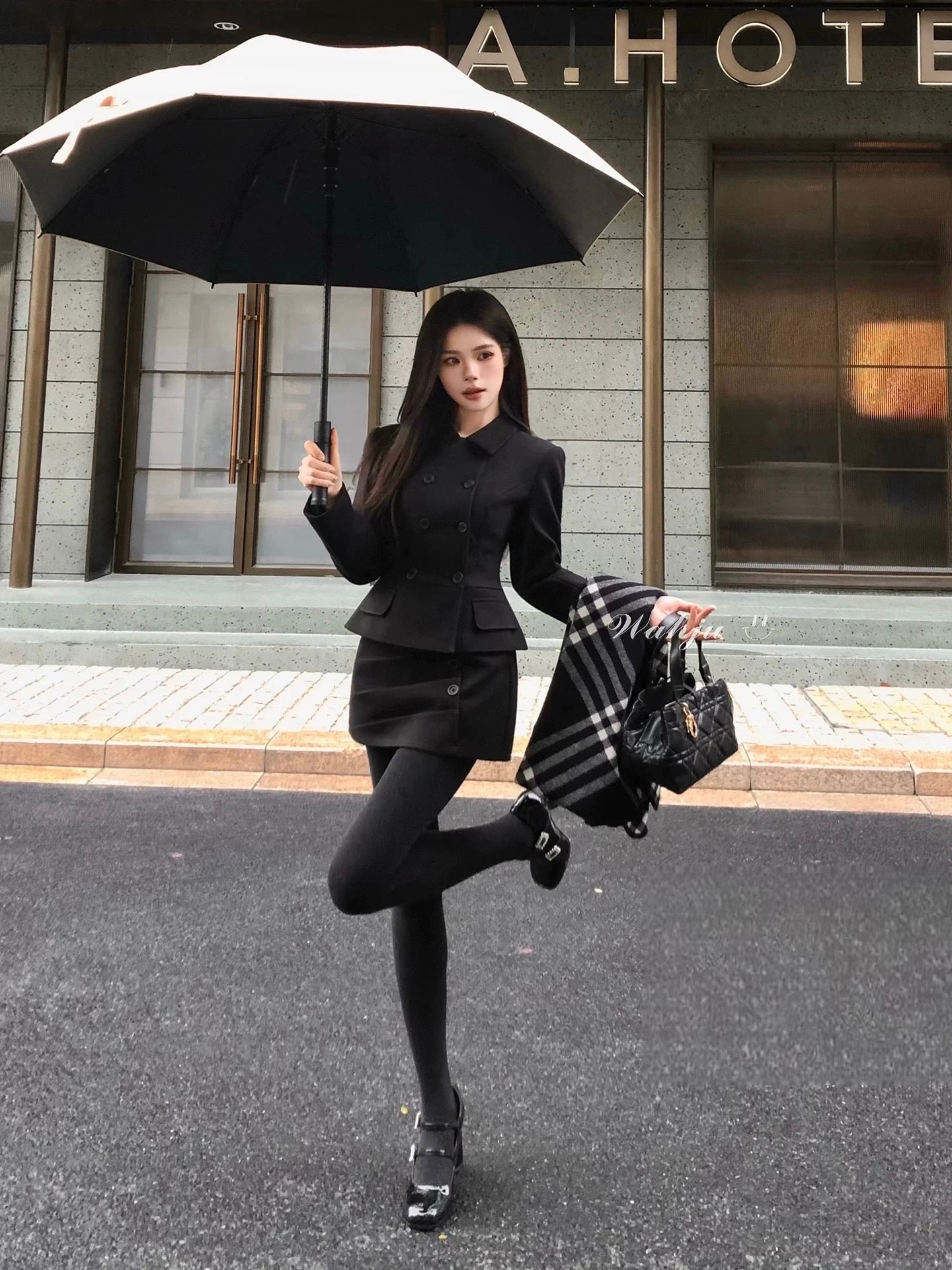 WAHJU, a lawyer's daughter, presents a sophisticated and elegant winter double-breasted suit with a slimming waist, a flattering two-piece design.