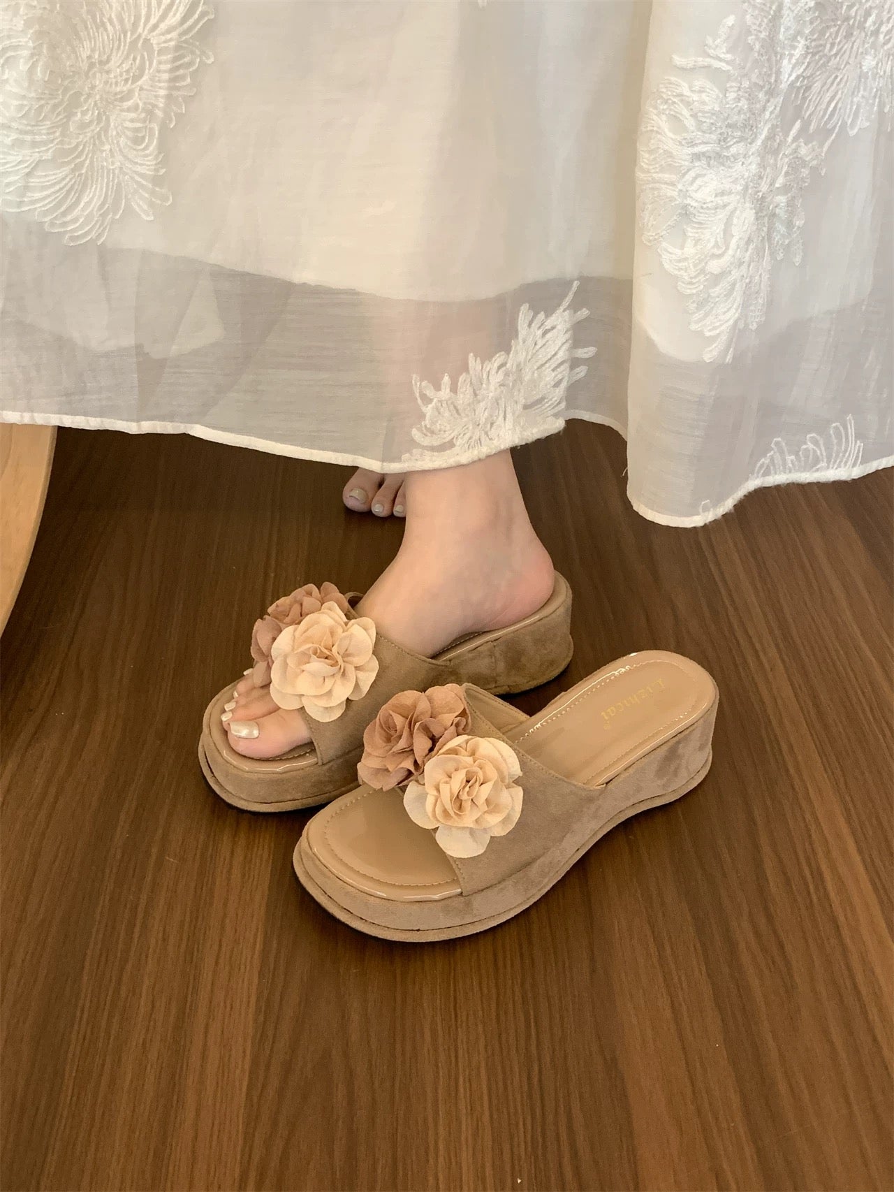 Retro-style Chinese floral versatile platform sandals for women, perfect for summer, thick-soled, suitable for petite women.