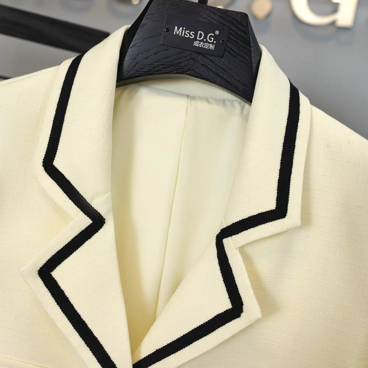 Miss DG small fragrance suit women's 2022 early autumn French contrast color stitching short coat pleated skirt two-piece set 1694