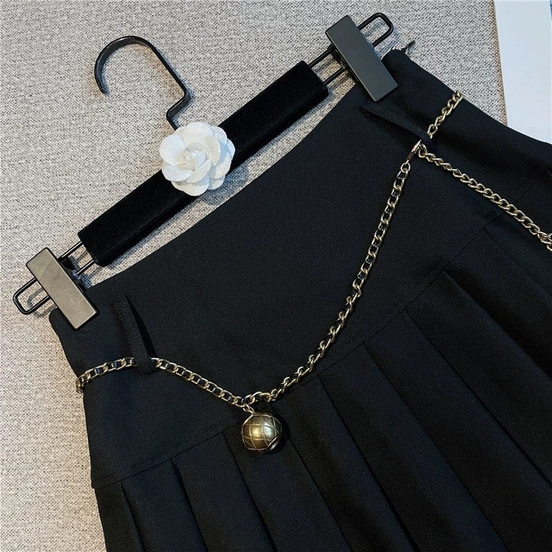 2021 winter new French retro heavy industry metal waist chain slim fit all-match high waist pleated A-line suit skirt 1637