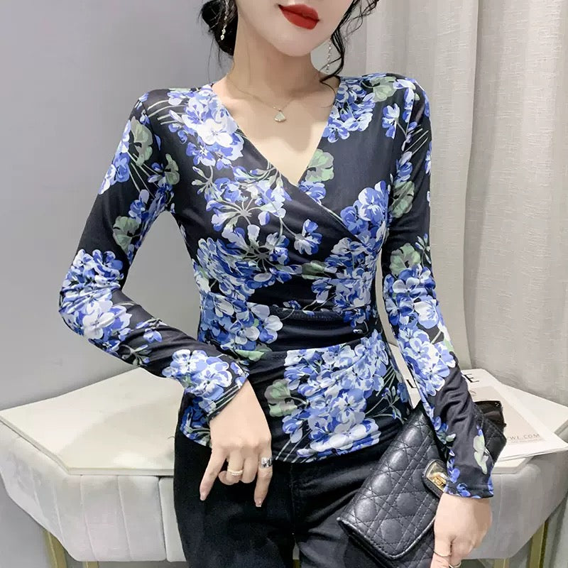 Summer new retro printed mesh long-sleeved T-shirt women's design sense cross V-neck top foreign style bottoming small shirt tide