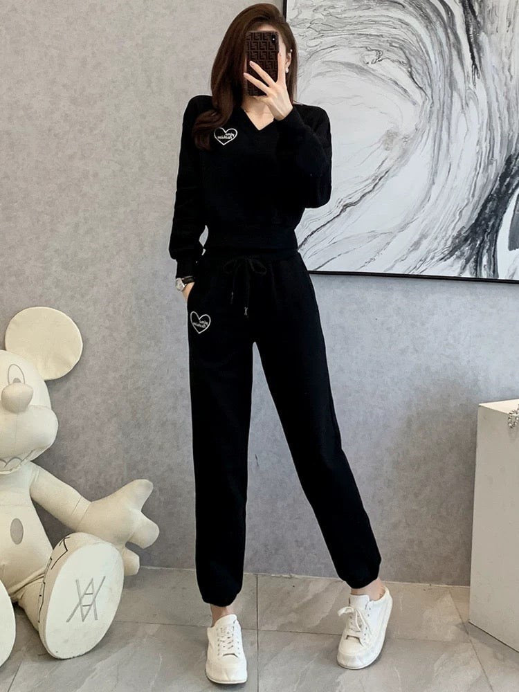 Sports and leisure suits women's autumn 2022 new salt series fashion Western style reduction V-neck slim sweater running two-piece set