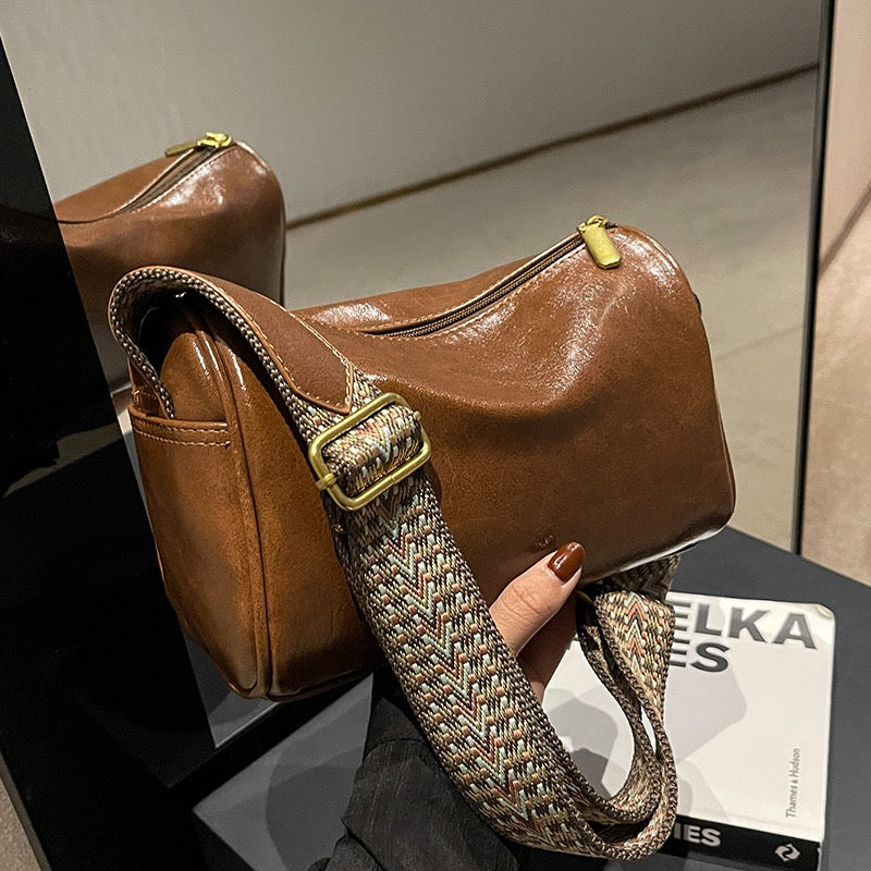 This year's popular small bag women's 2022 new super hot fashion niche broadband Messenger bag women's bag explosive style pillow bag