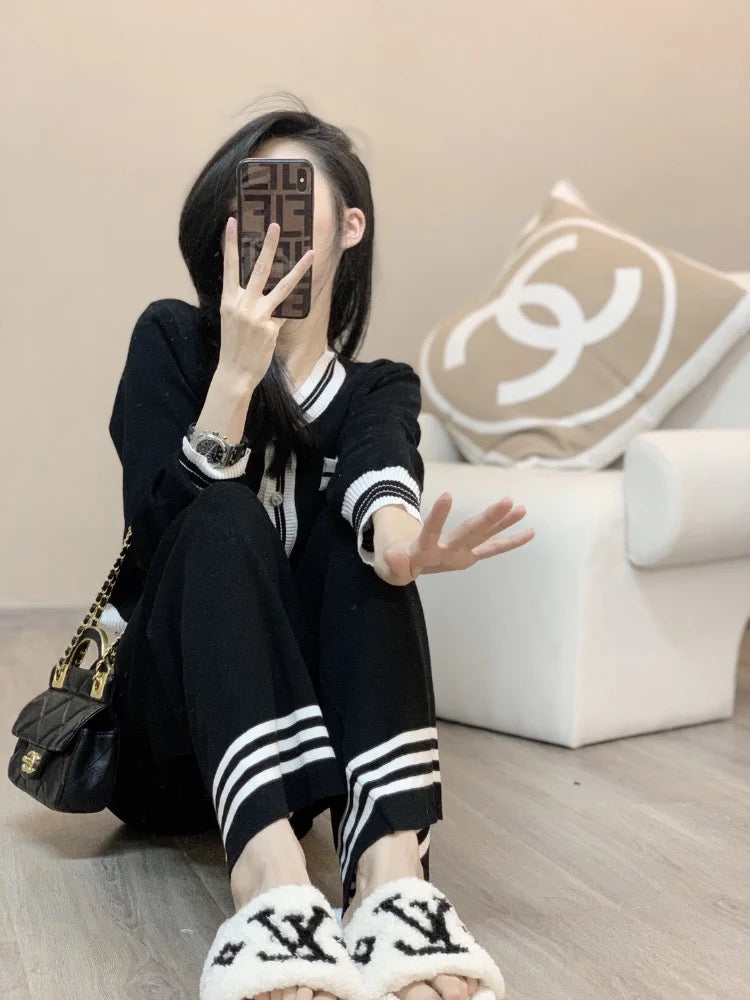 Early autumn new net red fried street age-reducing Hong Kong style retro chic sports and leisure knitted trousers two-piece suit women's tide 1672