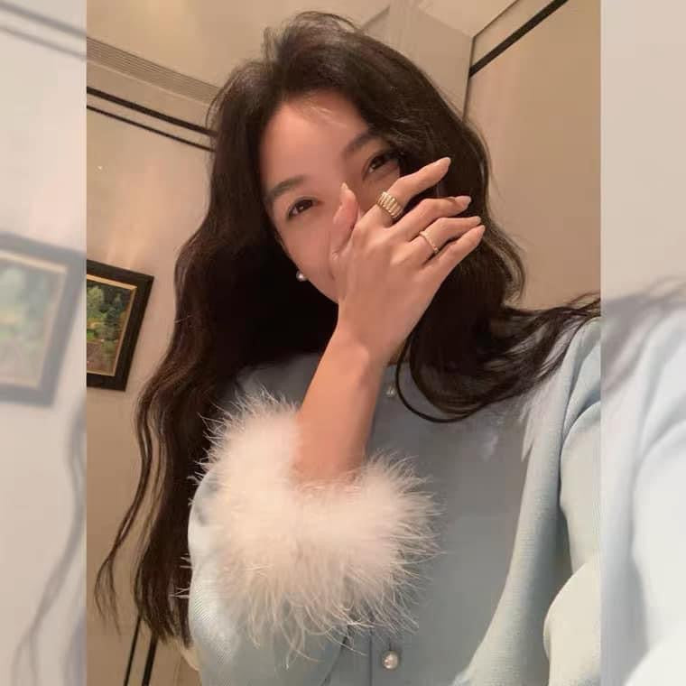 Blue knitted cardigan sweater women's autumn and winter 2022 new Korean design sense chic and beautiful short fur coat