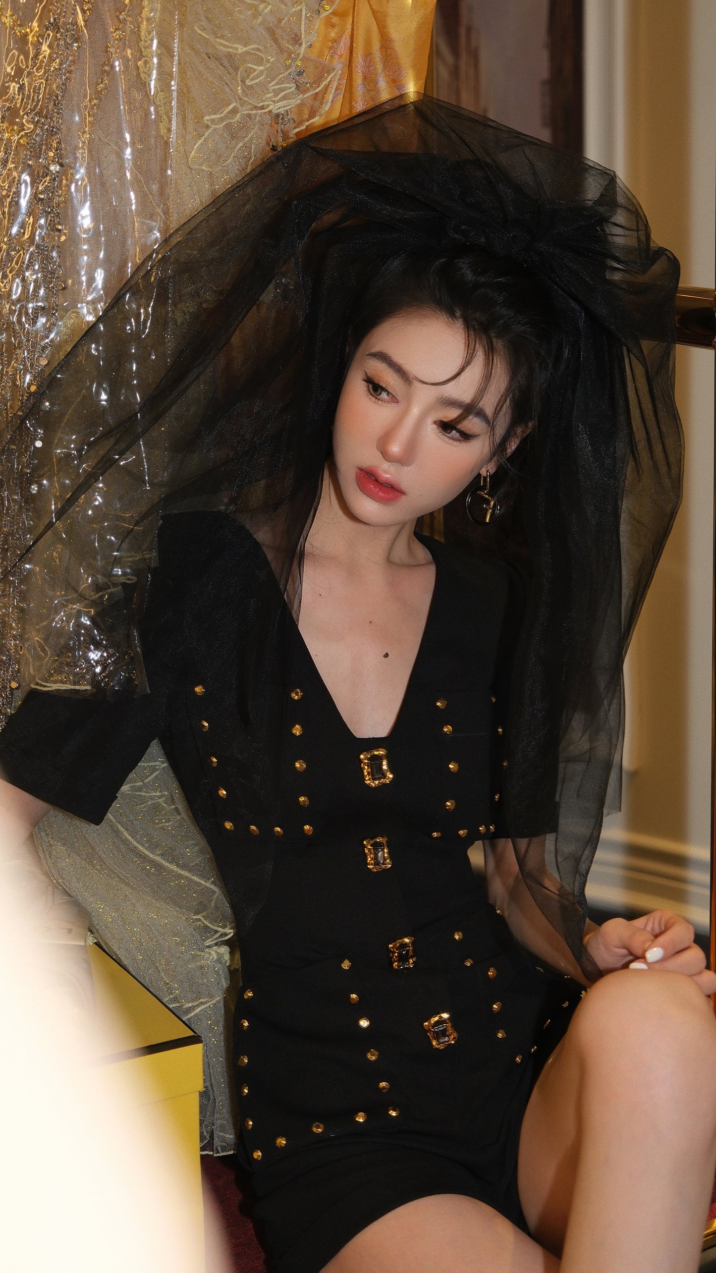 Sun Yuer Modern Sister Sa customized special-shaped gem positioning rivets decorated with V-neck expensive jumpsuit shorts
