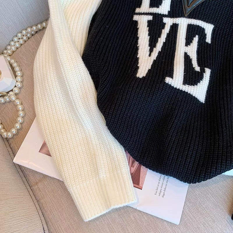 Retro black and white color matching spring and autumn long-sleeved pullover women's 2022 new all-match loose knitted sweater small