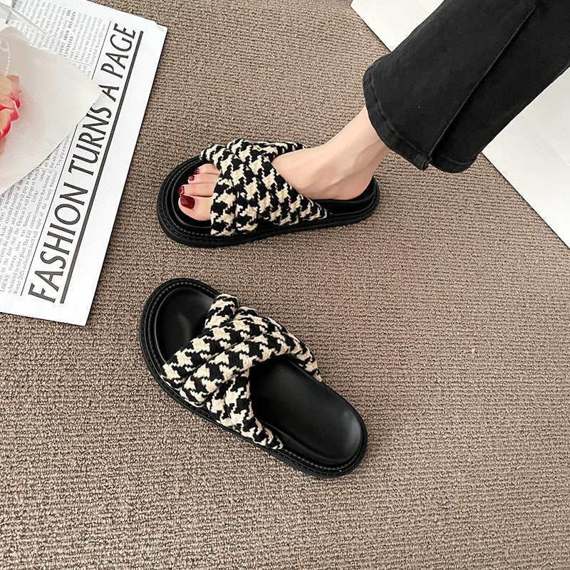 Thick-bottom net red slippers women's summer wear fashion ins wind super hot 2023 new casual cross non-slip sandals