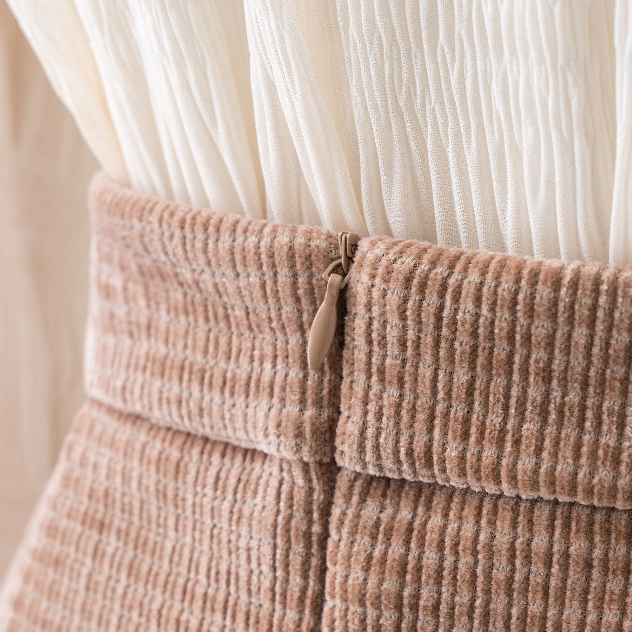 Khaki mermaid skirt female autumn and winter 2022 new high waist bag hip skirt mid-length corduroy skirt professional
