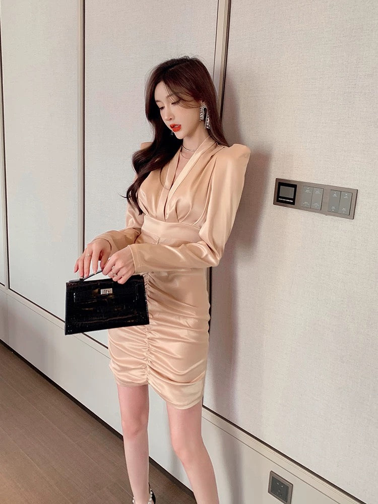 European station women's clothing 2022 autumn new dresses niche design French v-neck slim and stunning short skirt small dress