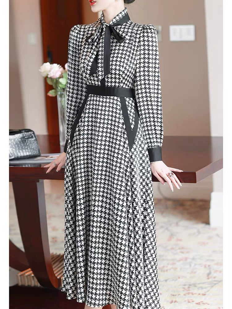 French Hepburn dress 2022 new women's autumn dress lady temperament black and white contrast color plaid waist long skirt trend