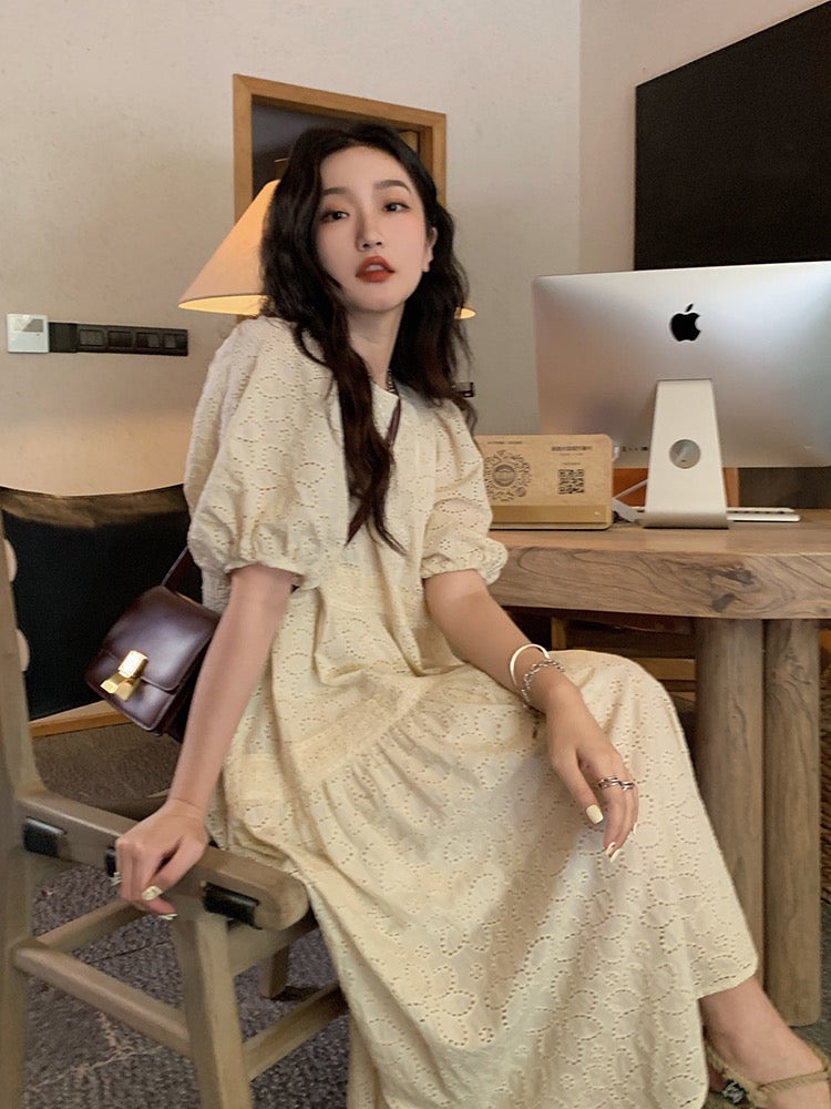 Ren Xiaoyi Lit e mode French beige embroidered design sense dress wais Lee Nhi Boutique Ren Xiaoyi Lit e mode French beige embroidered design sense dress wais Lee Nhi Boutique