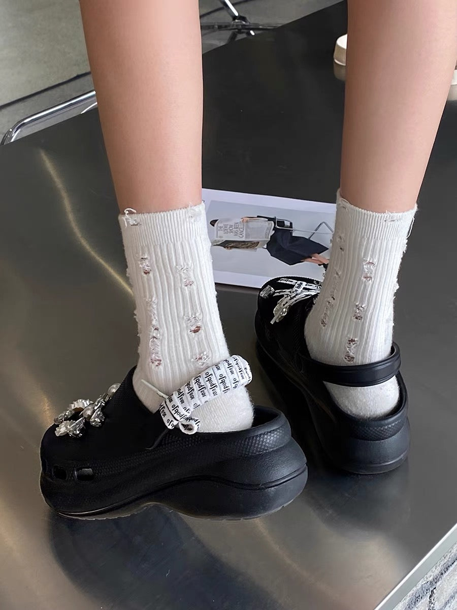 Thick-soled Baotou slippers for women to wear in autumn 2022, the new style of stepping on shit, super-fire rhinestones, going out non-slip hole shoes