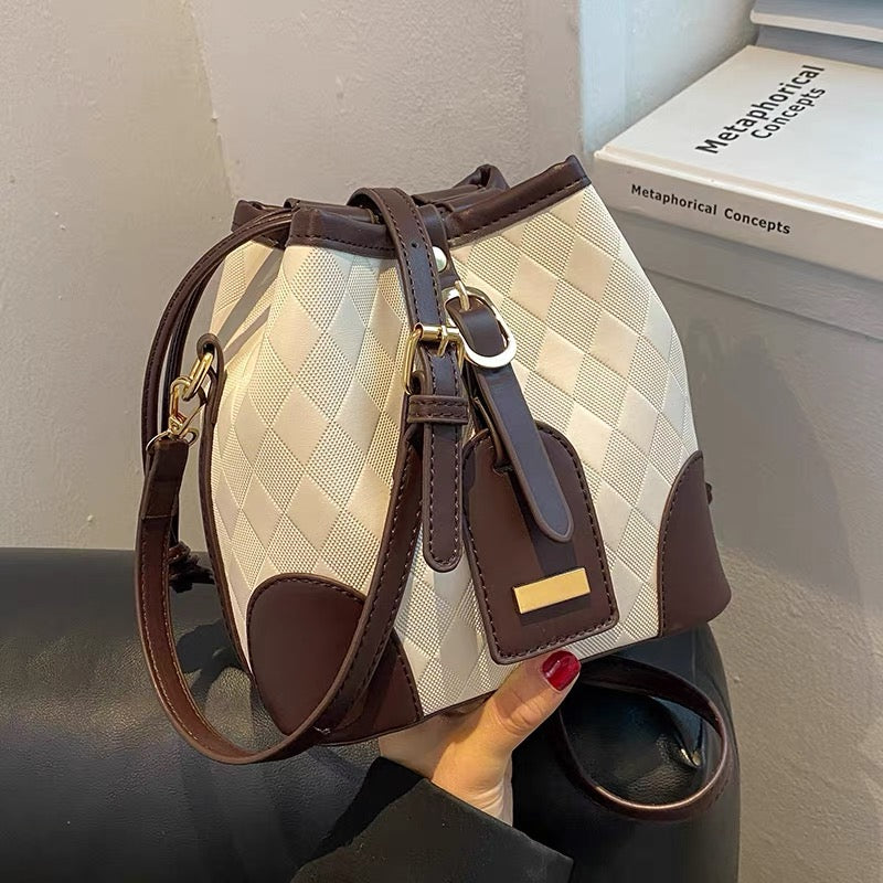 Niche design all-match one-shoulder bucket bag women's summer 2022 new high-end fashion trendy messenger bag