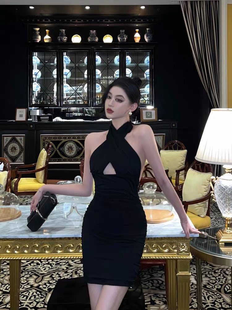 3976 Sexy halter neck velvet dress women's 2022 early autumn new French pure desire Hepburn style off-shoulder waist waist small black dress