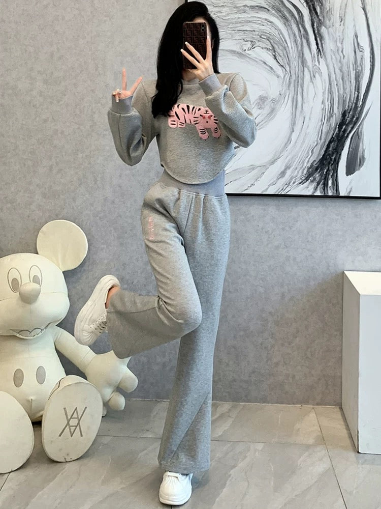 Sports and leisure suits women's autumn 2022 new fashion fashion design sweater high waist wide leg pants two-piece tide