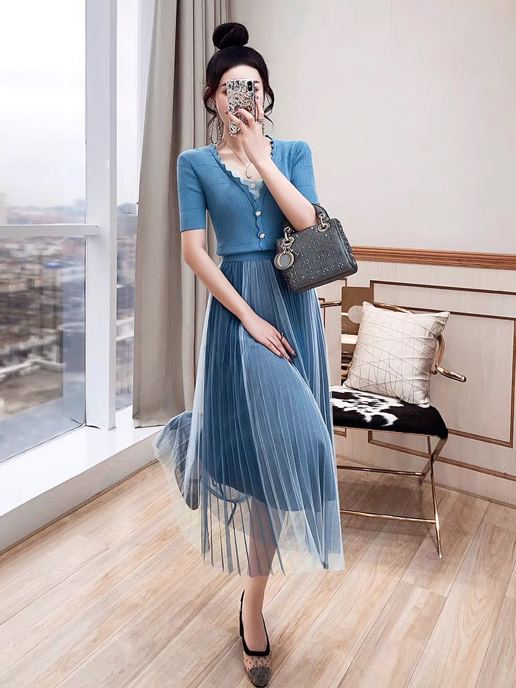 Age-reducing net red two-piece summer women's clothing 2022 new temperament knitted top skirt salt series celebrity suit