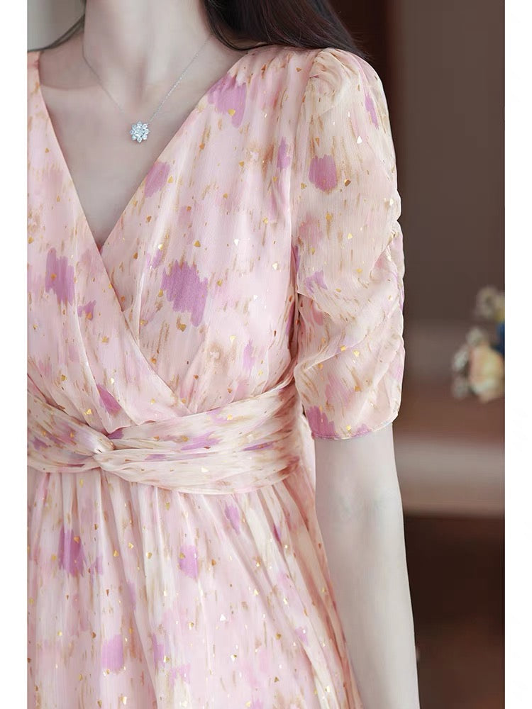 Niche design temperament dress 2022 women's summer v-neck waist floral short skirt ladies light luxury bronzing skirt trendy