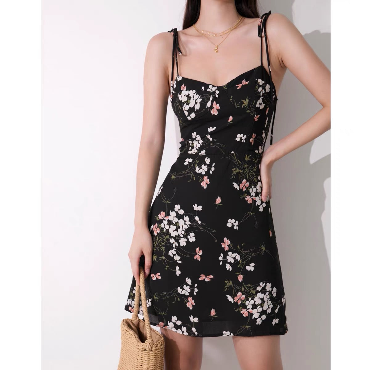 Retro European and American fresh girls shoulder straps black bottom floral skirt slim A-line slim holiday suspender dress
