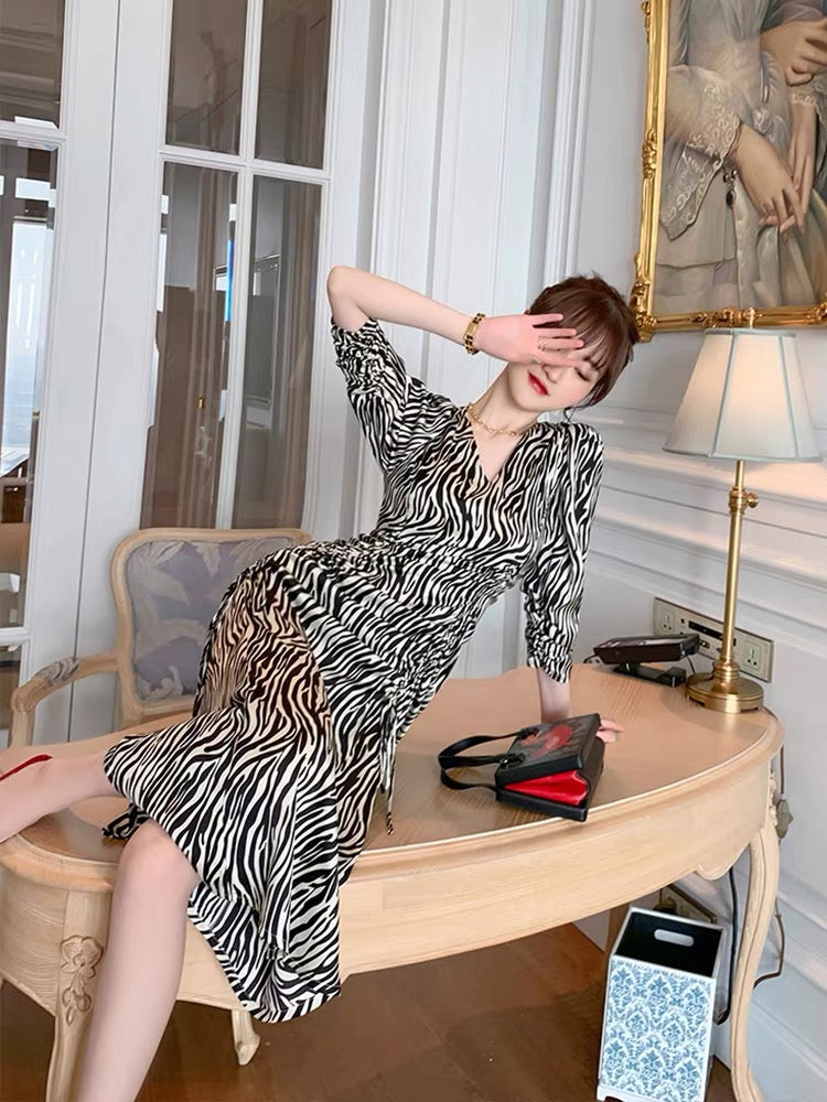European station retro trend design sense niche dress feminine V-neck slim drawstring zebra print long skirt