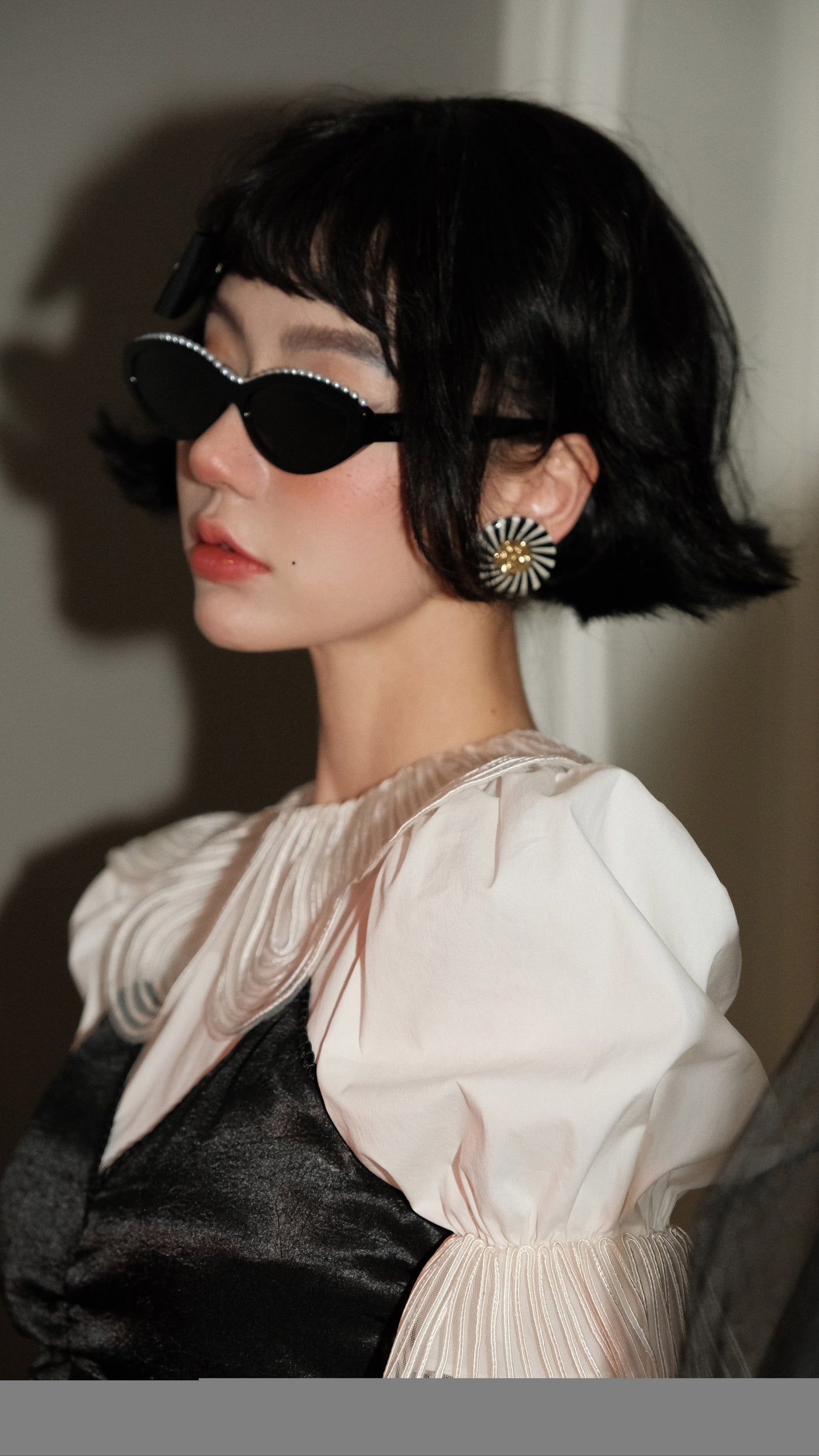Sun Yuer French pictorial girl three-dimensional embroidered lace pinched pleats wrapped bust skirt fake two-piece dress
