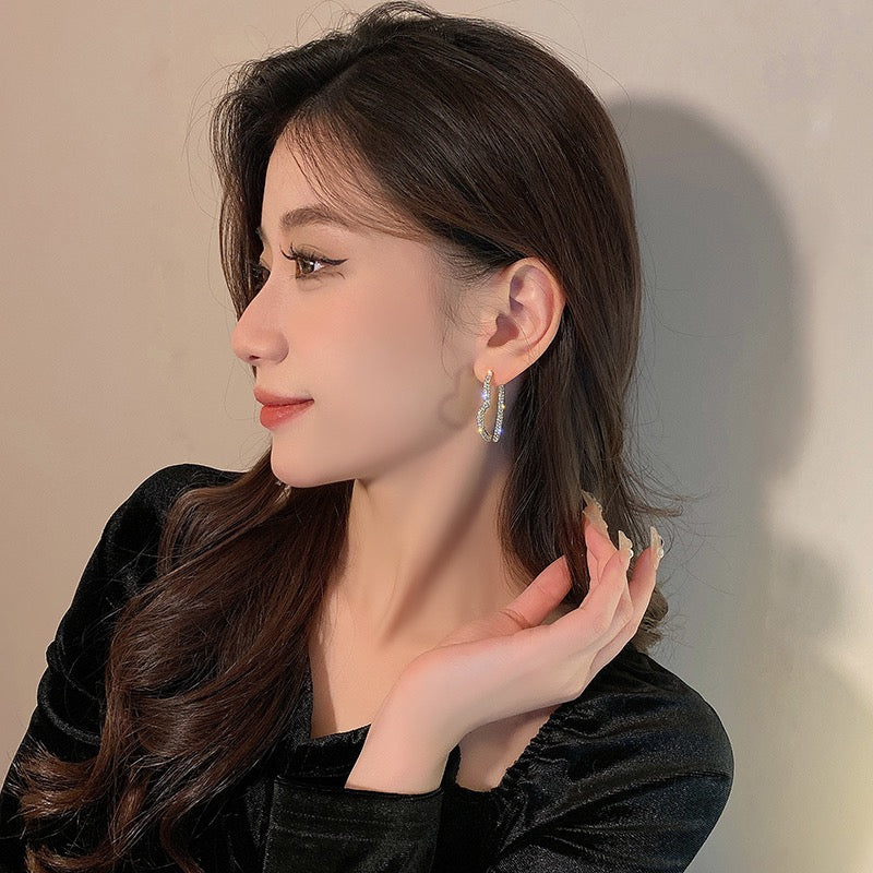 Hollow rhinestone love heart round face thin high-end earrings women's autumn and winter temperament celebrity niche design explosive earrings