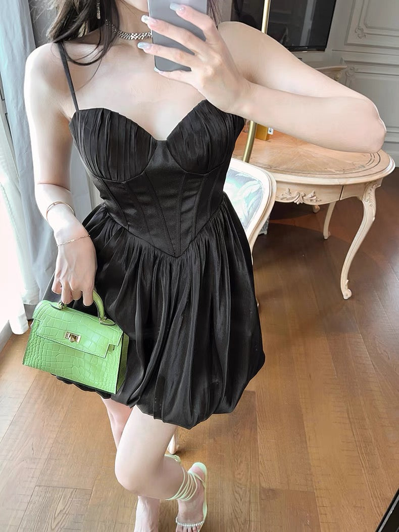 European station Hepburn style little black dress, cool dress, sweet and spicy, thin and unique