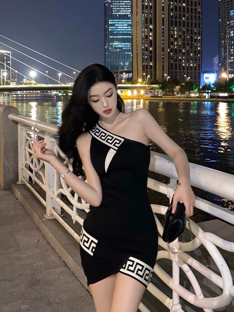 Sexy irregular sloping shoulder dress women's summer pure desire style design niche chic sweet and spicy beautiful little black dress 3256