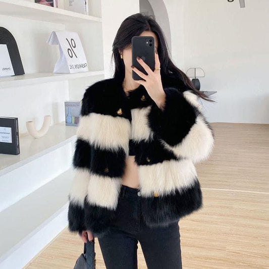 2023 Young New Haining Black and White Contrast Fur One-piece Imported Fox Fur Fur Jacket Women's Fashion Short Style (B2321)